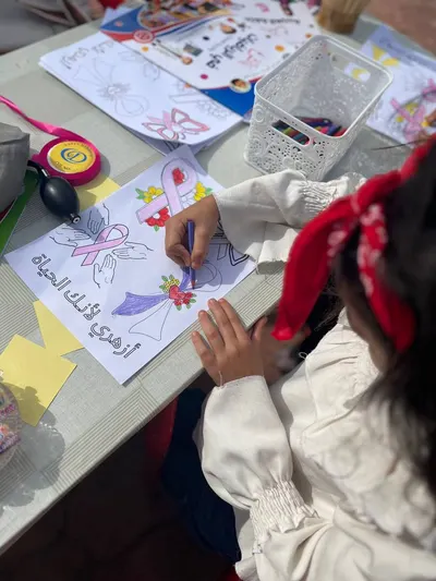 متطوعة تتحدث على المنصة