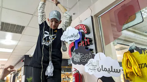 شابان متطوعان في إحدى الفعاليات